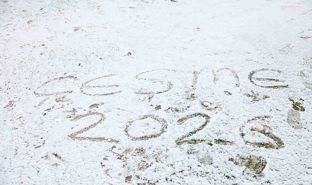 Çeşme'de yılın ilk gününde kar sürprizi