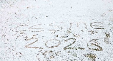 Çeşme'de yılın ilk gününde kar sürprizi