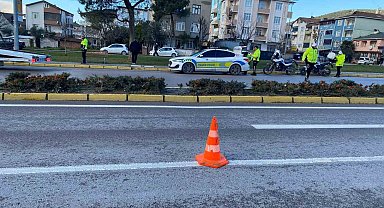 Çevirmeden kaçan motosikletli trafik polisine çarptı