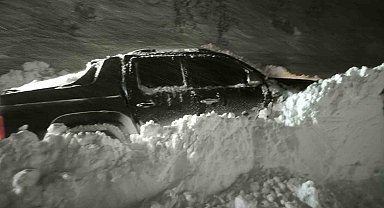 Çığ altında kalan araca 2 saatlik operasyon: Mahsur kalan vatandaşlar kurtarıldı