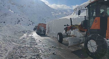 Çığ bölgesinde çalışan greyder şarampole yuvarlandı: Operatör hafif yaralandı