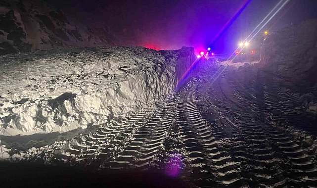 Çığın düştüğü Erzincan-Sivas kara yolu ulaşıma açıldı