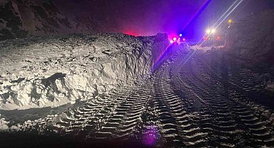 Çığın düştüğü Erzincan-Sivas kara yolu ulaşıma açıldı