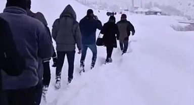 Çığla kapanan yolda mahsur kalan 100 kişi köyde misafir edildi