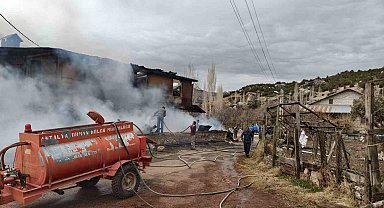 Çıkan yangında ev küle döndü, 1 kişi dumandan etkilendi, 3 hayvan telef oldu