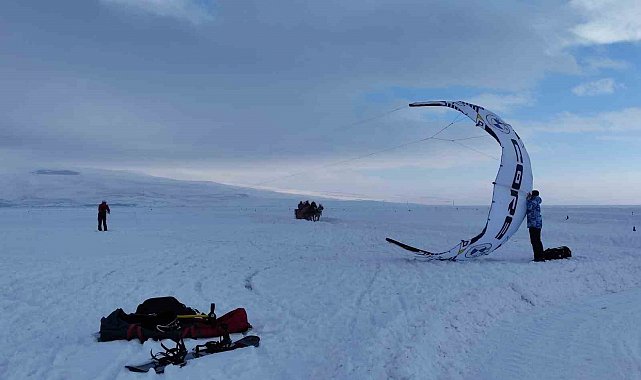 Çıldır Gölü'nde paraşütle uçma heyecanı yaşandı