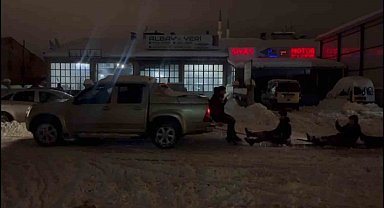 Çıraklarının isteğini geri çevirmeyen usta, karda eğlenceye ortak oldu