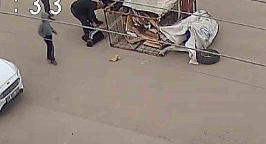 Çocuğun kullandığı elektrikli motosiklet yola devrildi, o anlar kamerada