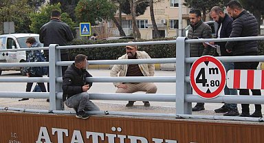 Çocuğunu görmek için alt geçidin üstüne çıkan şahıs ikna edildi