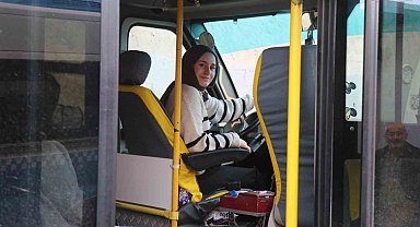 Çocuk yaşta muavinlik yaparak başladı, şimdi minibüs direksiyonunda kadınlara ilham oluyor