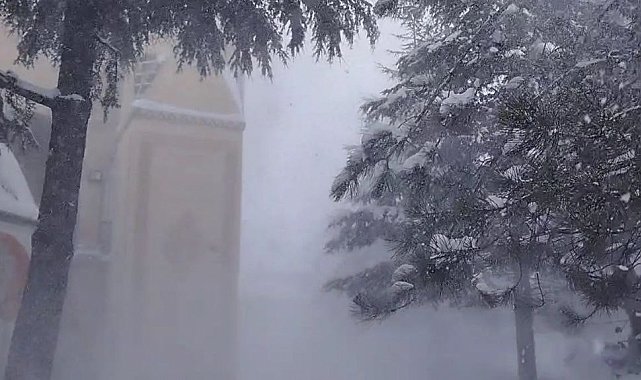 Çocuklar tipiye aldırmadı, kar topu oynadı