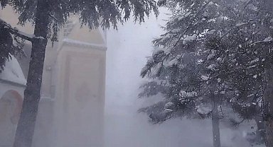 Çocuklar tipiye aldırmadı, kar topu oynadı