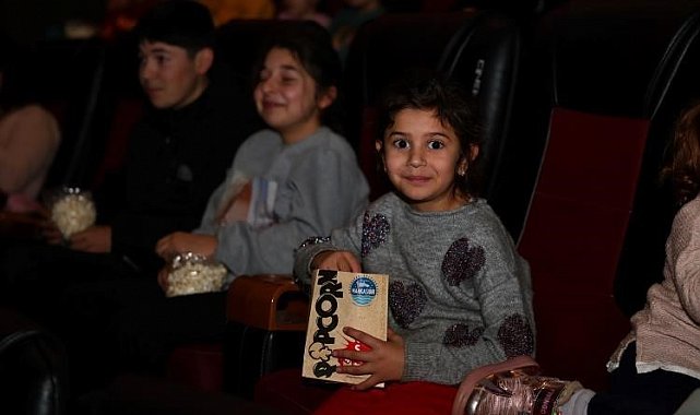 Çocuklara sürpriz sinema gösterimi