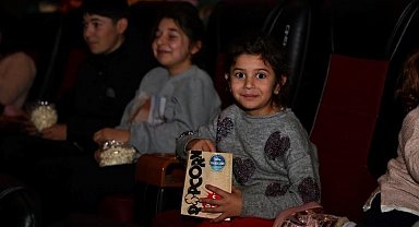 Çocuklara sürpriz sinema gösterimi
