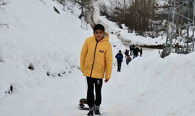 Çocukların kızaklarla kar keyfi
