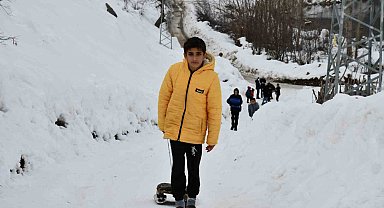 Çocukların kızaklarla kar keyfi