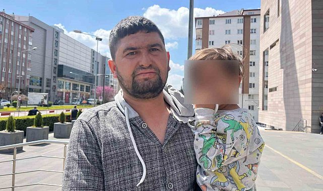 Çocuklarının birinin elinde sigara, diğerinde alkol şişesi olan anne beraat etti