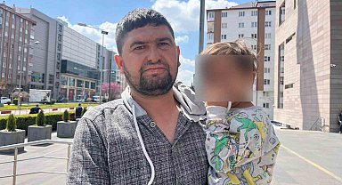 Çocuklarının birinin elinde sigara, diğerinde alkol şişesi olan anne beraat etti