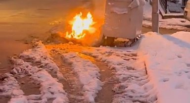 Çöp konteynırı yanına bırakılan eşyalar alev aldı