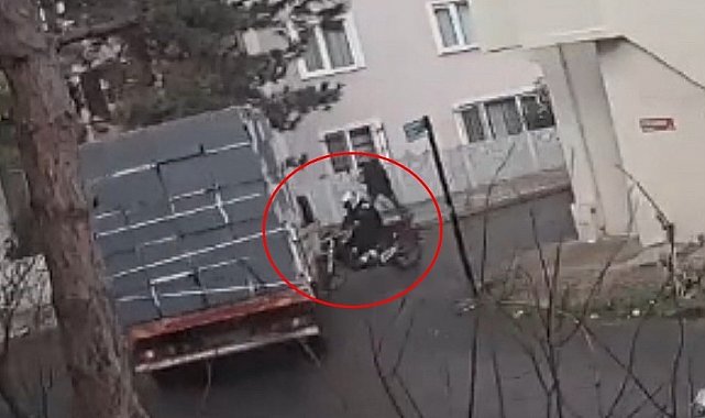 Çorlu'da kamyonetle motosikletin çarpıştığı kaza kamerada