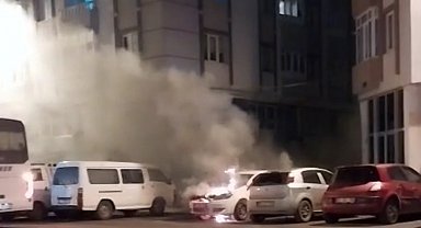 Çorlu'da park halindeki otomobile alev alev yandı