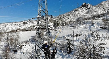 Çoruh EDAŞ, yoğun kar yağışında kesintisiz enerji için sahada