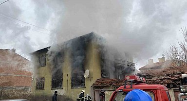 Çorum'da 2 katlı ev alev alev yandı