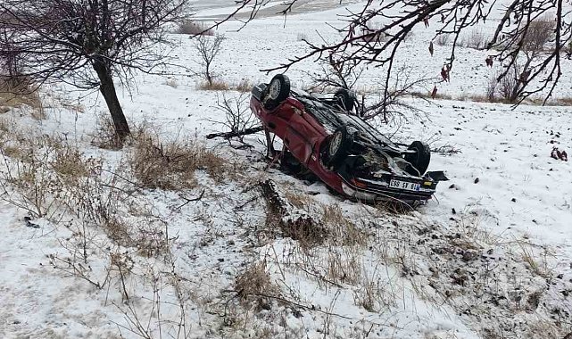 Çorum'da ağaca çarpan otomobil takla attı: 4 yaralı