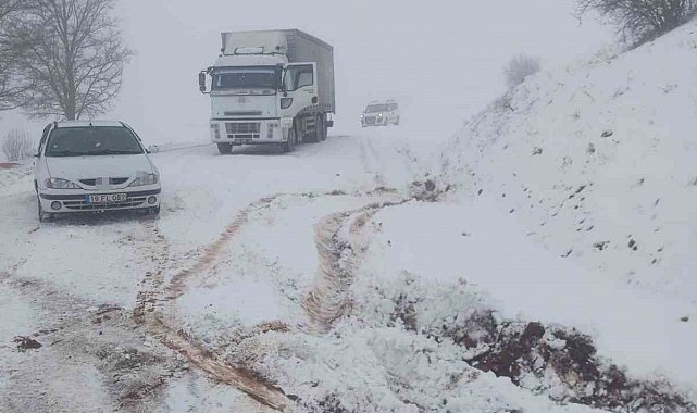 Çorum'da mahsur kalan araçlar için ekipler seferber oldu