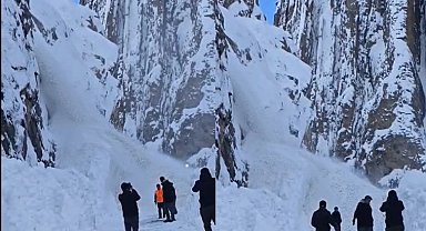 Çukurca yolunda inen çığ görüntülendi