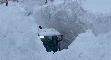 Çukurca yolunda nefes kesen çığ temizliği