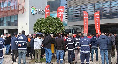 Çukurova Belediyesi'nde kriz: İşçiler alacakları için eylem yaptı