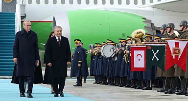 Cumhurbaşkanı Erdoğan, Özbekistan Cumhurbaşkanı Mirziyoyev'i havalimanında karşıladı
