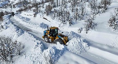 Çüngüş'te bin 500 metre rakımda yollar kardan temizleniyor