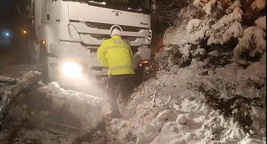 D850 kara yolu ulaşıma kapandı, polis ekipleri kürekle açmaya çalıştı