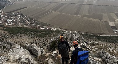 Dağda mahsur kalan keçi ekipler tarafından kurtarıldı