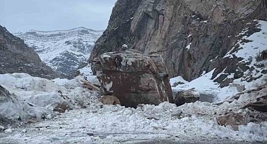 Dağdan kopan dev kaya yolu ulaşıma kapattı