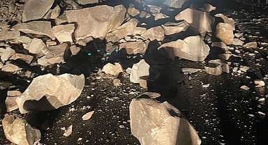 Dağdan kopan kayalar yolu trafiğe kapattı