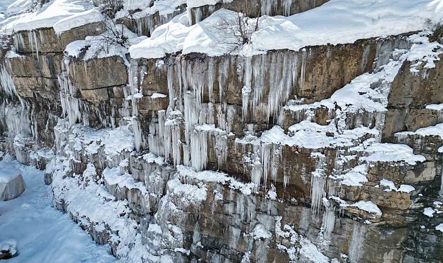 Dağlarda buzdan şelale oluştu