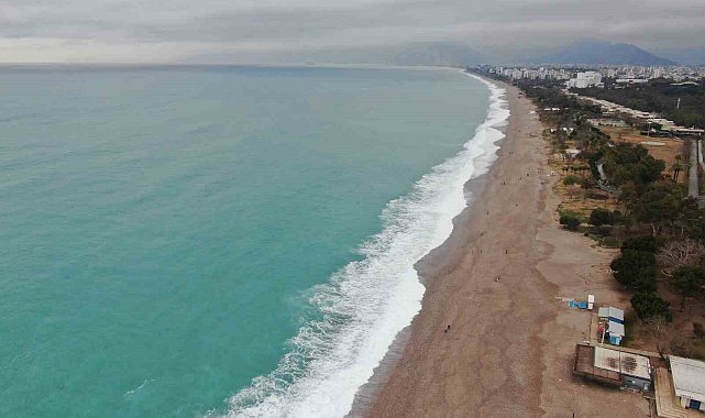 Dalgaların dövdüğü dünyaca ünlü sahil beyaza büründü, manzara tutkunları cep telefonlarına sarıldı