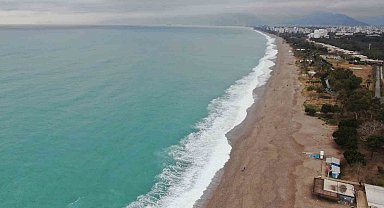 Dalgaların dövdüğü dünyaca ünlü sahil beyaza büründü, manzara tutkunları cep telefonlarına sarıldı