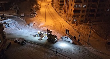 Darende Belediyesi'nin kar mesaisi sürüyor
