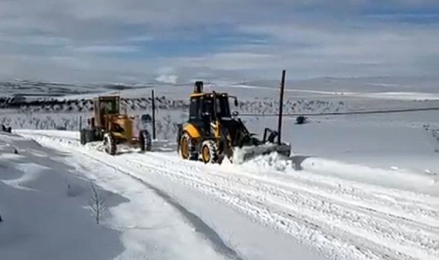 Darende Belediyesi'nin karla mücadele çalışmalarını aralıksız sürdürüyor