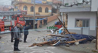 Demirci'de şiddetli fırtına cami minaresini yıktı