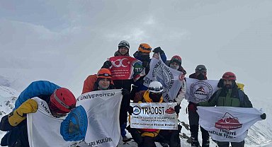 Demirkapı Tepesi'ne kış zirve tırmanışı