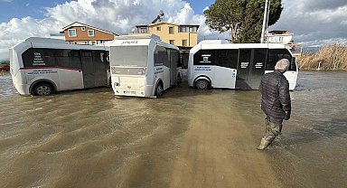 Deniz taştı, caddeler göle döndü