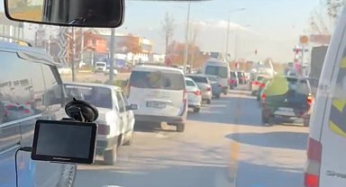 Denizli'de duyarlı sürücülerin fermuar sistemi ile yol verdiği anlar kamerada