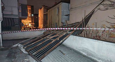 Denizli'de fırtına ağaçları devirdi, çatıları uçurdu