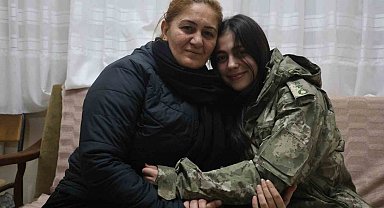 Depremde annesini ve ağabeyini enkazdan kurtaran askerin üşümesin diye kendisine verdiği montu geri verebilmek için 3 yıldır özenle saklıyor