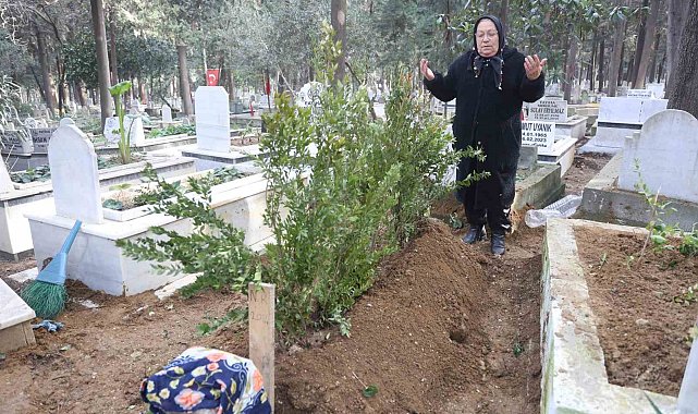 Depremden bu yana kayıp olan kız kardeşinin mezarını, kimsesizler mezarlığında buldu